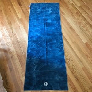 Manduka Yogitoes Skidless Yoga Mat towel